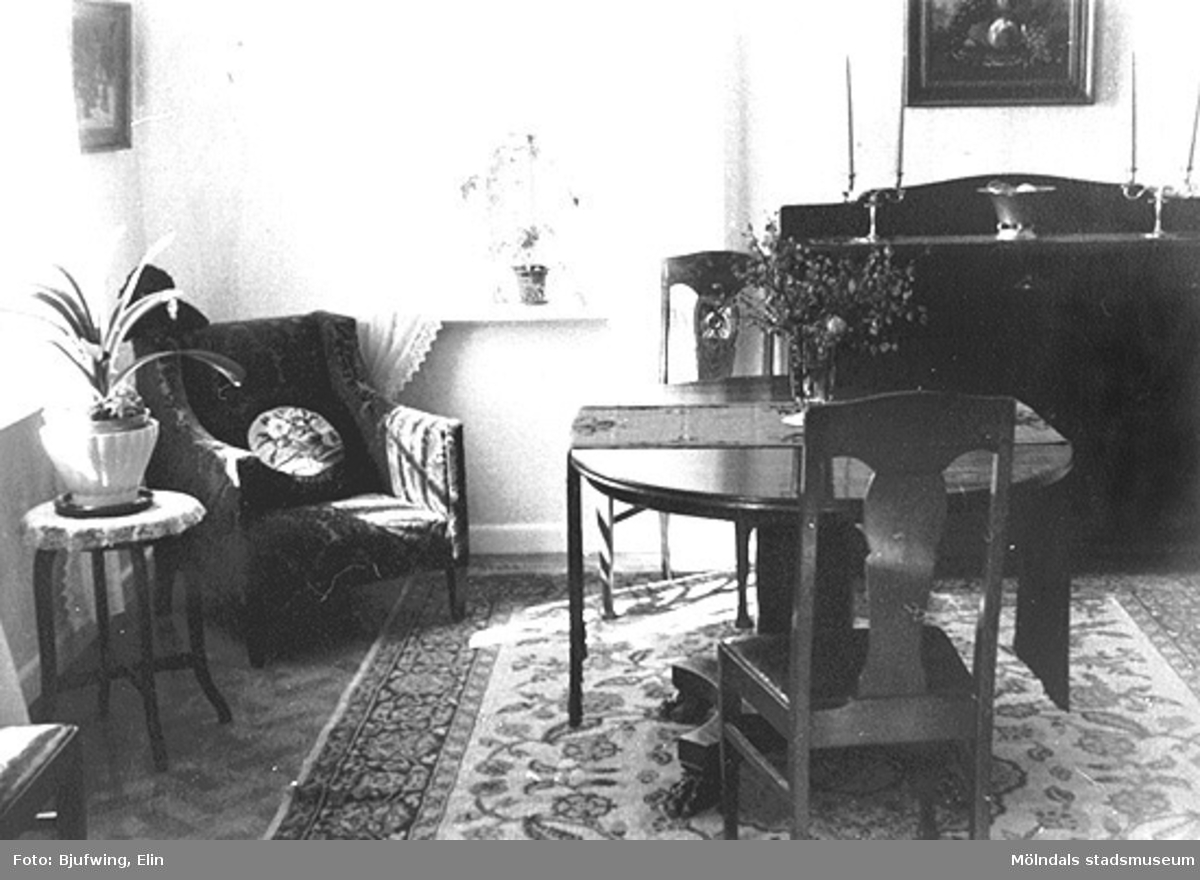 Finrummet, cirka 1940, hos familjen Oskar Andersson. På bordet ligger en broderad silkesduk med fransar.