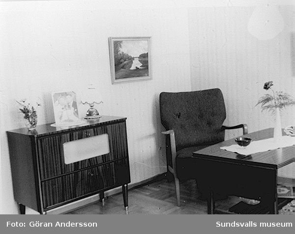 Inge-Britt och Göran Anderssons vardagsrum i hemmet på Sveavägen 33, Sundsvall. Text; "Vårt första hem på Sveavägen".