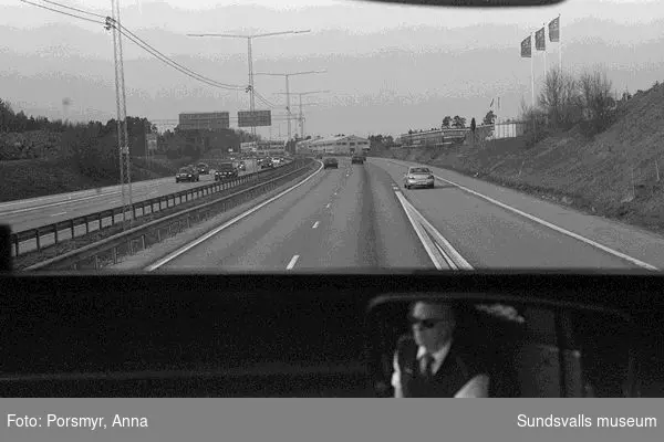 Dokumentation av bussresa med Y-bussen, Sundsvall - Stockholm tur och retur, 1998.Se bildtexter och fotoprotokoll.