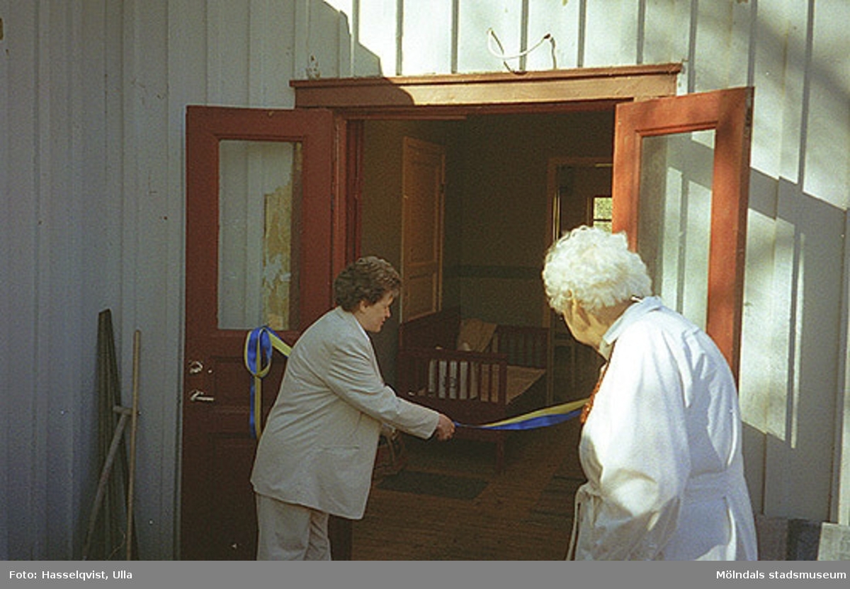 Till vänster Maj Keidser, ordförande i Kultur- och fritidsnämnden, som klipper invigningsband. Till höger står Barbro Jacobson, ordförande i Mölndals hemslöjdsförening, 1995-05-06.