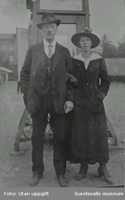 Siri Edblads far Ernst Norén och hans syster Ellen Sundberg på Solleftå marknad 1919.