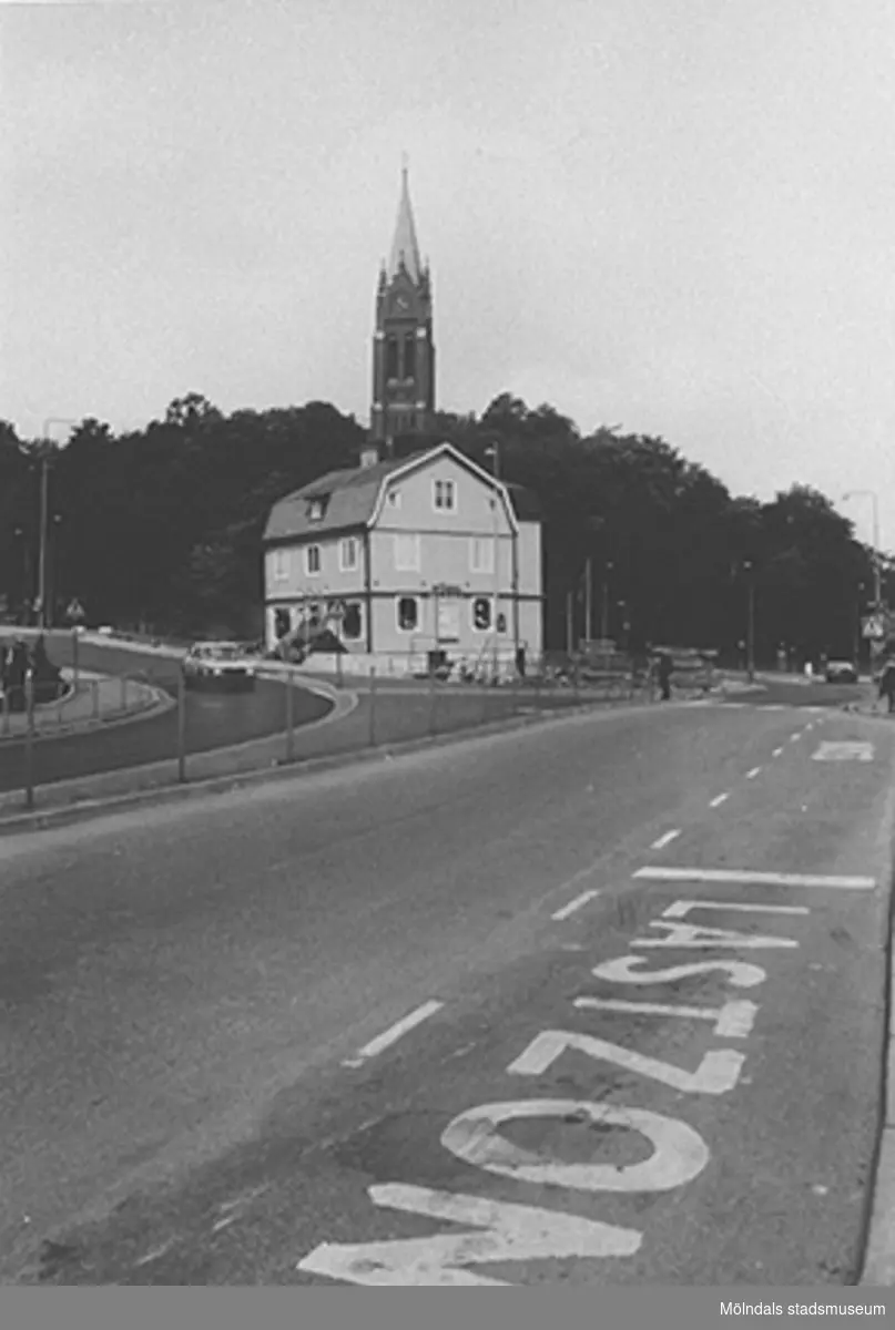 Järnhandlarerondellen sedd från Storgatan, 1980-tal. Huset där Jakobssons järnhandel låg (Frölundagatan 30 eller Mölndalsbro 36). I bakgrunden skymtar Fässbergs kyrka.