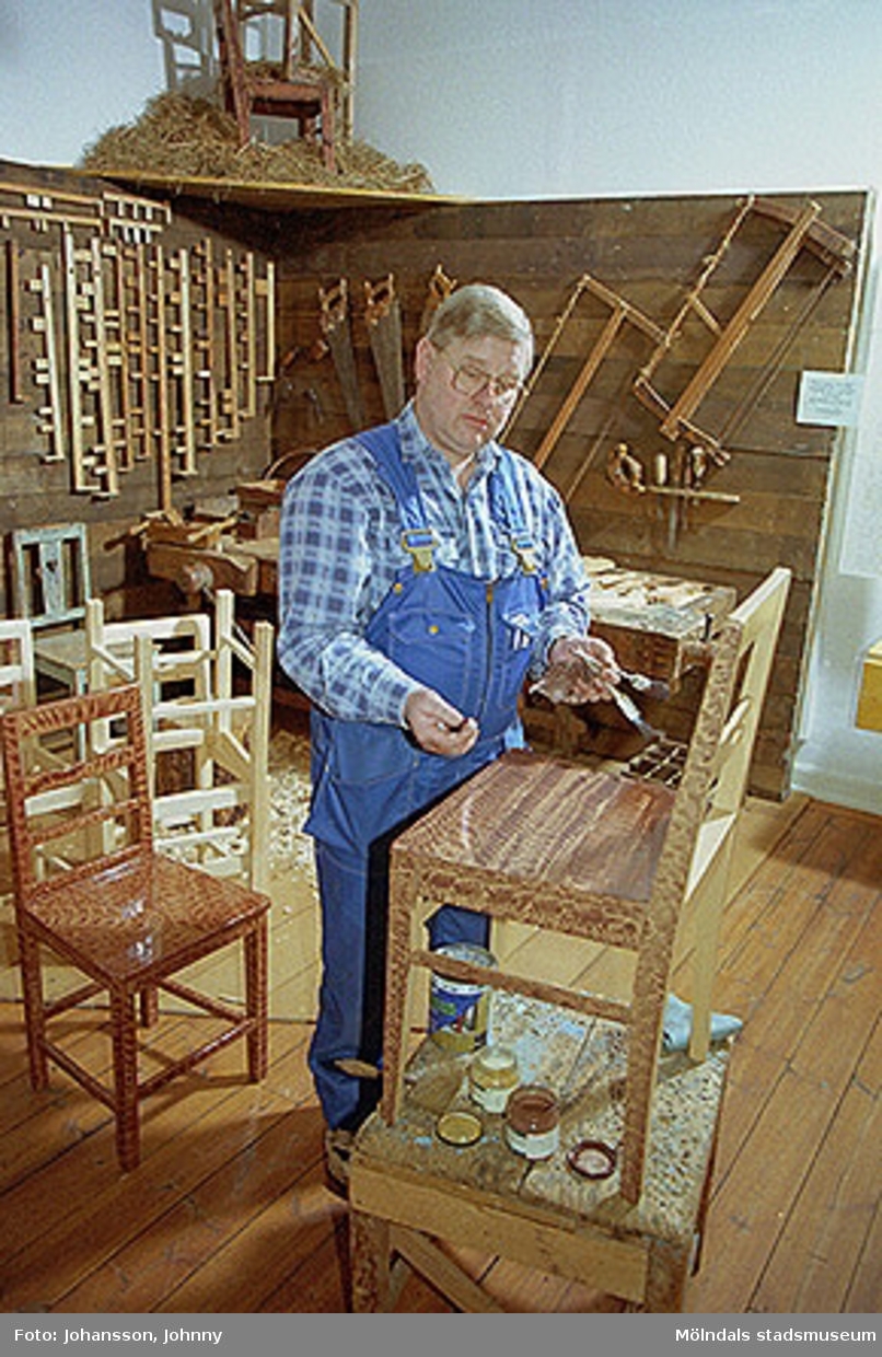 Alf Garthman demonstrerar hur drickamålning går till, 1998-02-22.