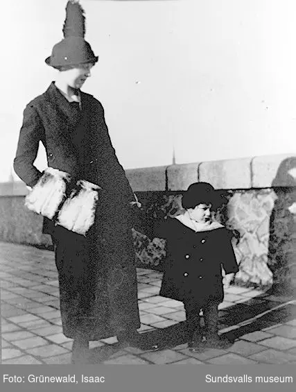 Sigrid Hjertén (1885 - 1948) och sonen Iván Grünewald (f. 1911) på promenad, 1913.