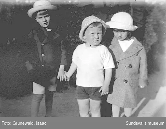 Iván Grünewald t h (f. 1911) tillsammans med två pojkar, troligen våren 1915.