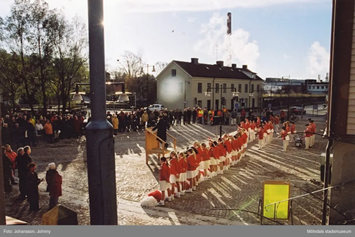Gamla torget i Mölndal den 22:a november 2001. 
Lars Gahrn håller föredrag och kammarorkestern underhåller.
Invigning efter omläggning och stenläggning av torget. I bakgrunden ses Byggnad 213 på andra sidan gatan.