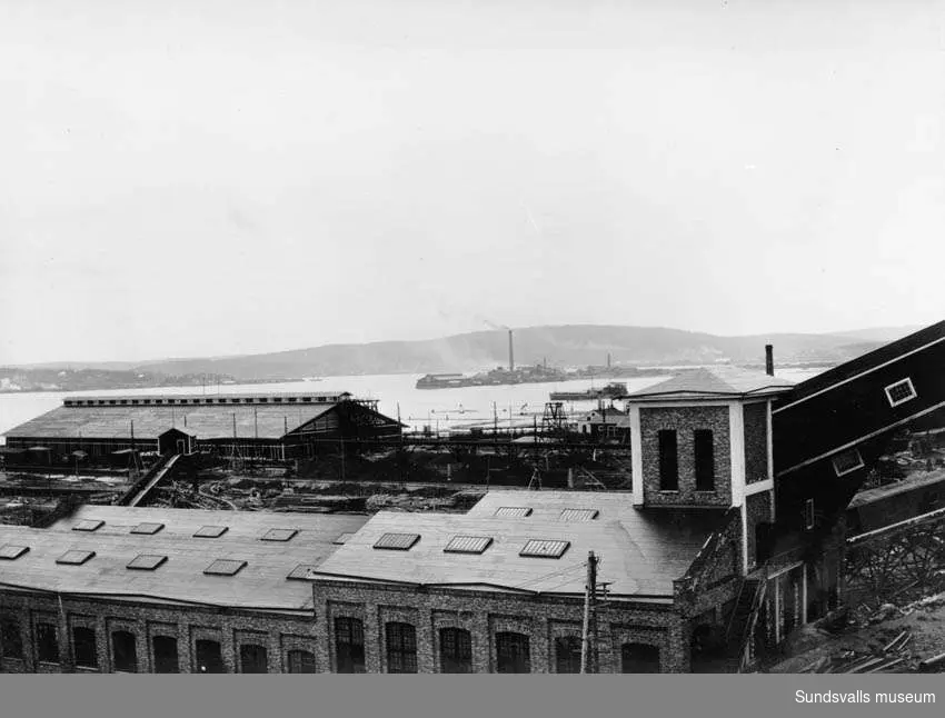 Fagerviks fabrik 1912. Massmagasin, renseri. I bakgr. sulfitfabrik och sågverket i Wifstawarf.