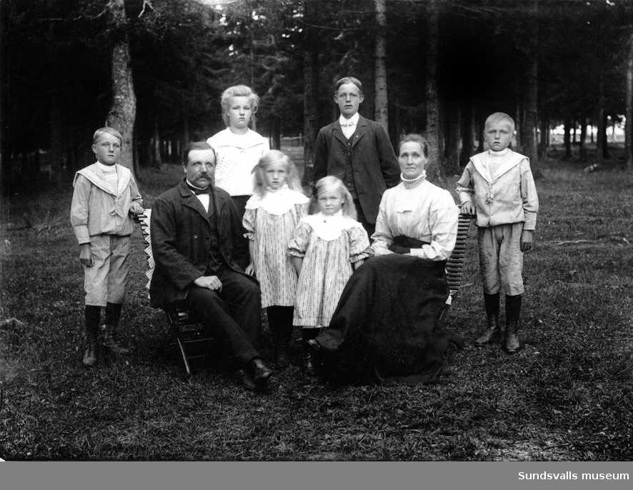 Sågverksarbetare M. Rönnqvist med familj, Hörningsholm, Alnö.