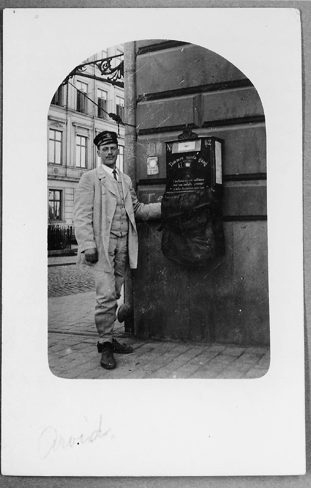 Brevlådtömning - troligen vid Mosebacketorg - i Stockholm, åren
1908-1910. Brevlådtömmare är brevbäraren och biträdande postvaktmästaren vid postkontoret Stockholm 1, ankommande avdelningen Carl Arvid Palmberg.