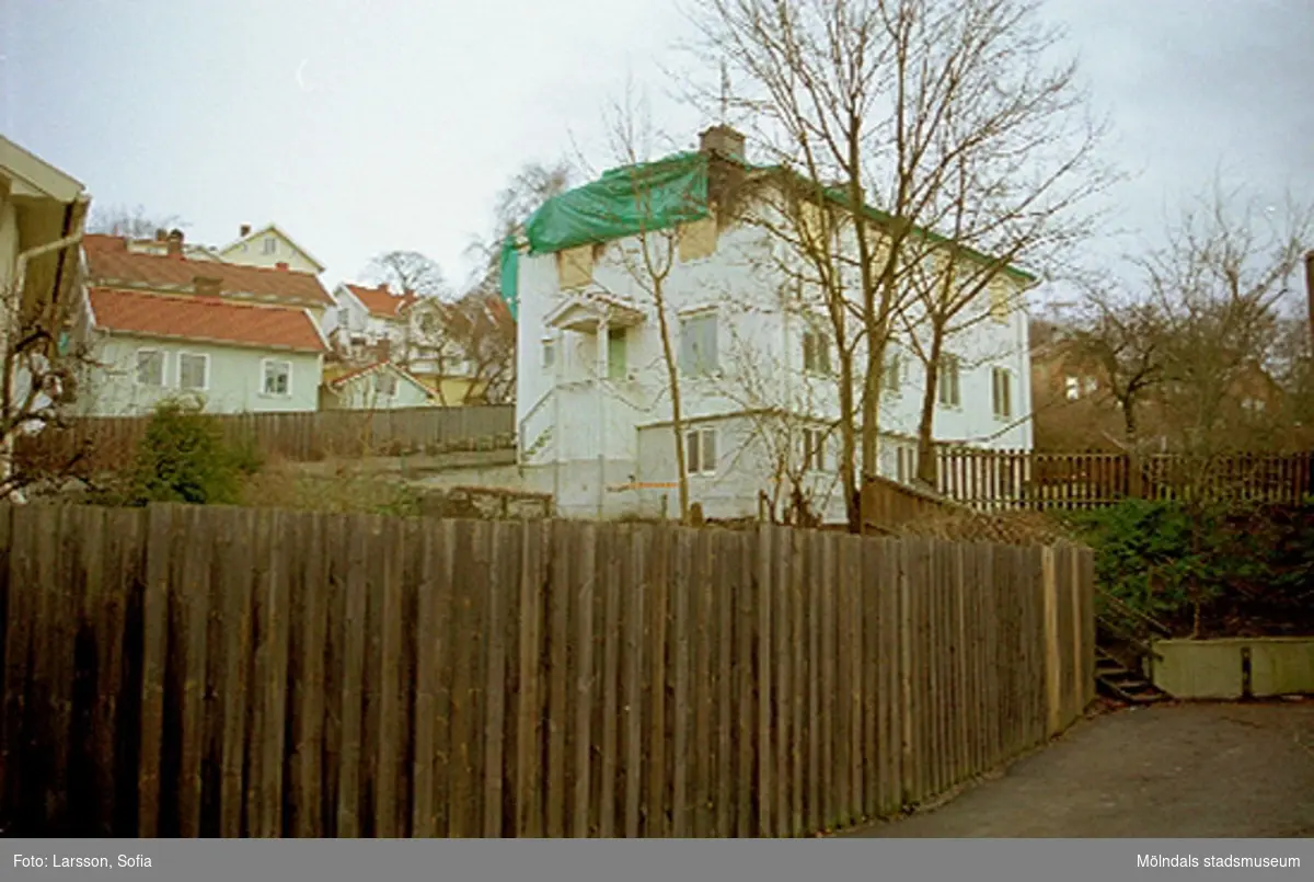 Byggnad 220. Ett brandskadat hus på Forsåkersgatan 2D, Forsåker 1:25. Huset brann 2001-12-28 och revs år 2003.
