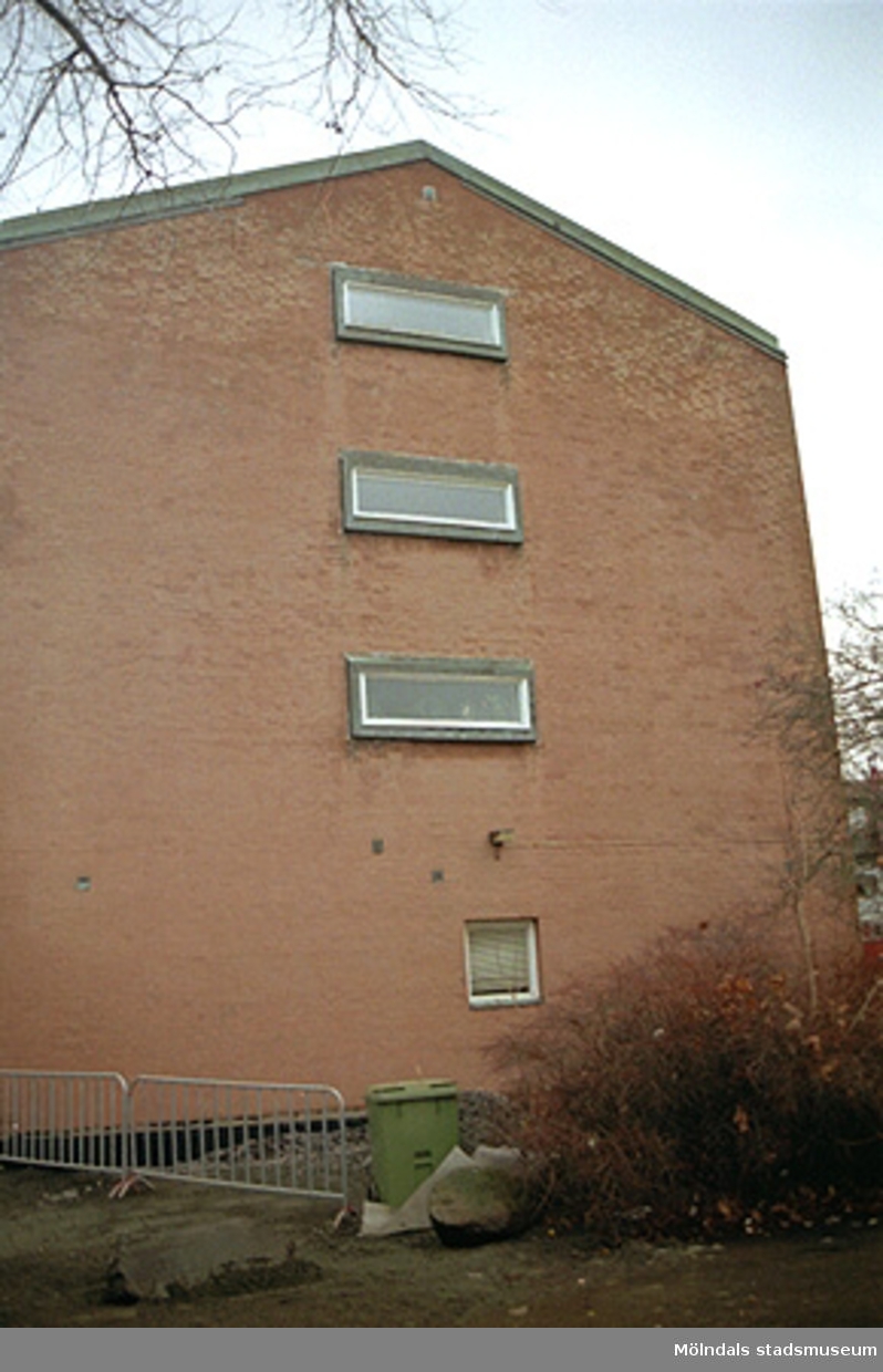 Byggnadsdokumentation. Vy från väster på bostadshus med lägenheter vid Jungfruplatsen. Oktober 1998 - januari 1999. Relaterade motiv: 2002_0932 - 0934.