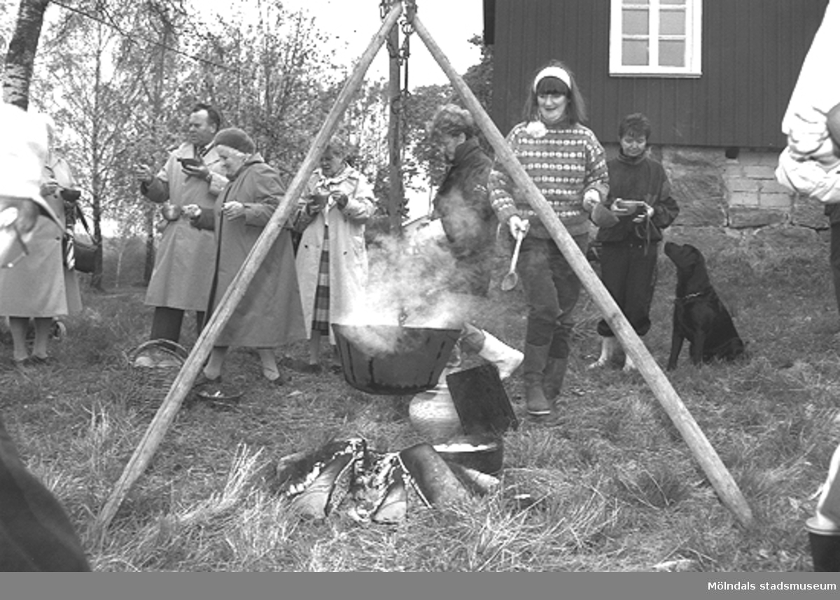 Familjesöndag vid Börjesgården, 1994-05-15. Museichef Mari-Louise Olsson kokar mat över öppen eld.