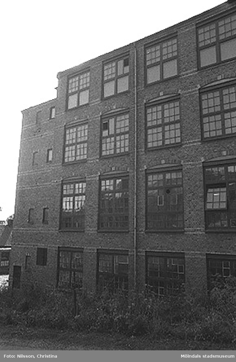 Werners fabriker i Annestorp, Lindome, hösten 1994. Byggnadsdetaljer: Fönster.
