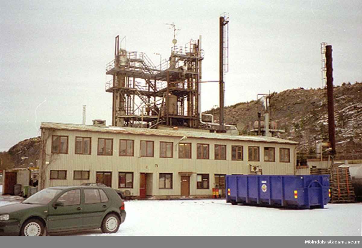 Byggnadsdokumentation av Akzo Nobel på Ågatan 44 i Lackarebäck, 2000-02-15.

 Fasad mot söder. Akzo Nobel driver en verksamhet inom läkemedel, färg och kemi i ett 80-tal länder runt om i världen, varav ett 30-tal fabriker finns i Sverige.
I området Bohus och Skoghall ansvarar Akzo Nobel Base Chemicals Sweden mest för den svenska kloralkaliverksamheten, vilket omfattar klor, natriumhydroxid, saltsyra och natriumhypoklorit. Man tillverkar också monoklorättiksyra (MCA) i Skoghall för Functional Chemicals räkning. Relaterade motiv: 2004_0630 - 0652.