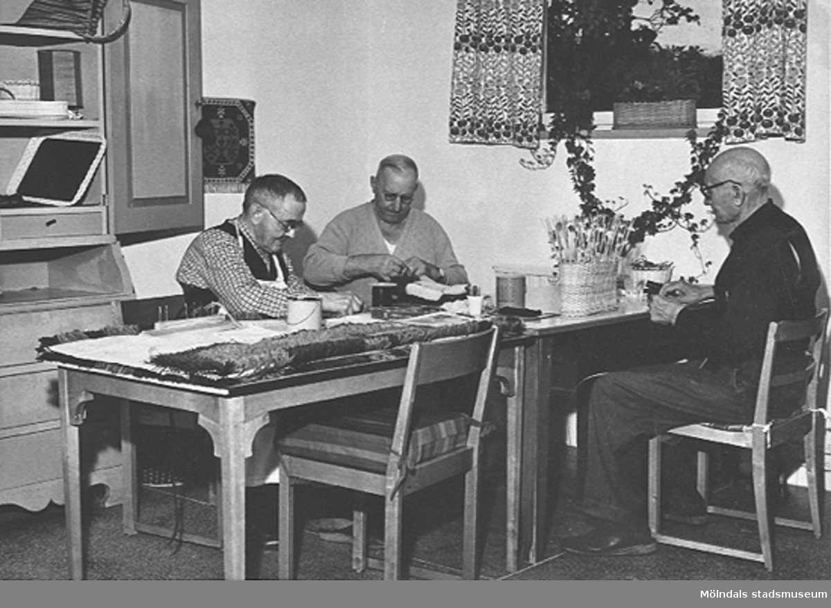 Tre äldre herrar i arbetsterapin på Lackarebäckshemmet, okänt årtal.
