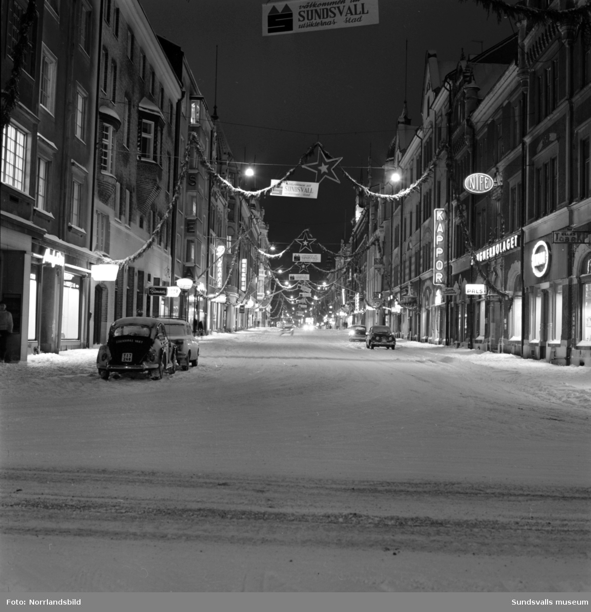 Kvällsbilder av Storgatan och GA-kyrkan i vinterskrud.