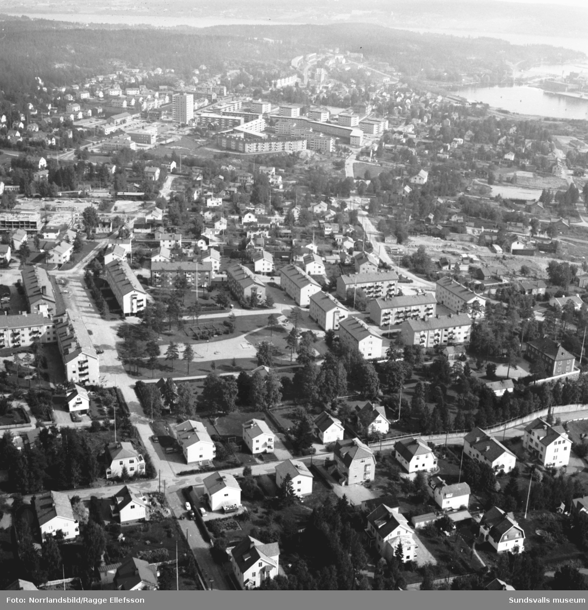 Flygfoton över Skönsbergs centrum med en blandning av gammal och ny bebyggelse.