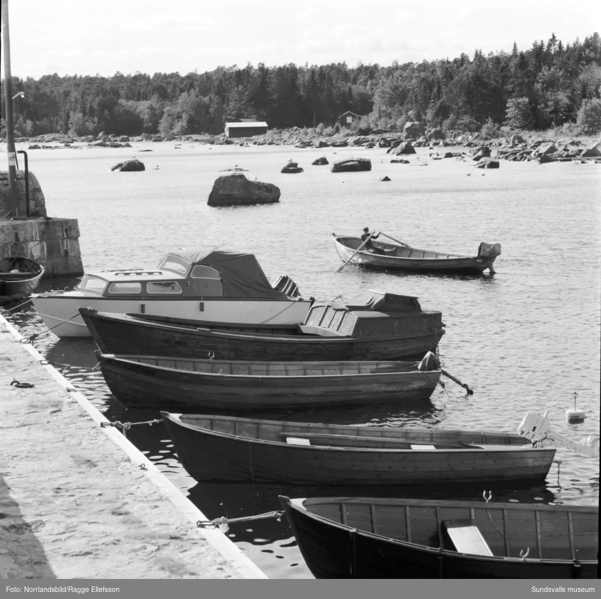 Båtar, bryggor och sjöbodar vid Löruddens fiskeläge.