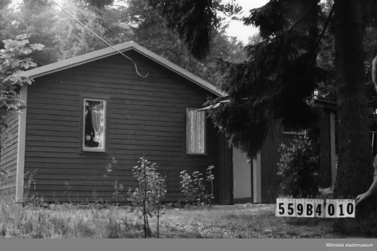 Byggnadsinventering i Lindome 1968. Torkelsbohög 1:23.
Hus nr: 559B4010.
Benämning: fritidshus och redskapsbod.
Kvalitet: god.
Material: trä.
Tillfartsväg: framkomlig.