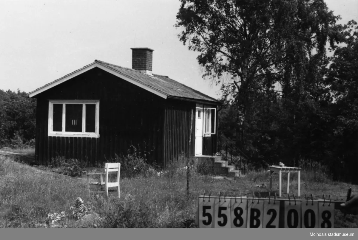 Byggnadsinventering i Lindome 1968. Kimmersbo 1:18.
Hus nr: 558B2008.
Benämning: fritidshus och redskapsbod.
Kvalitet: mindre god.
Material: trä.
Tillfartsväg: framkomlig.