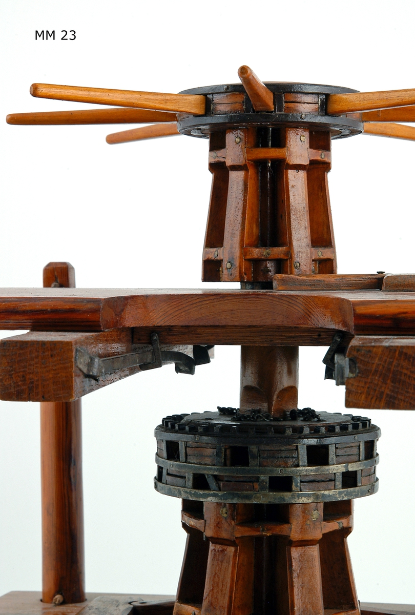 Gångspel, dubbelt, modell av trä, fernissad, med beslag av metall. Spelen placerade på övre och mellersta däcken av ett tredäckat plan.