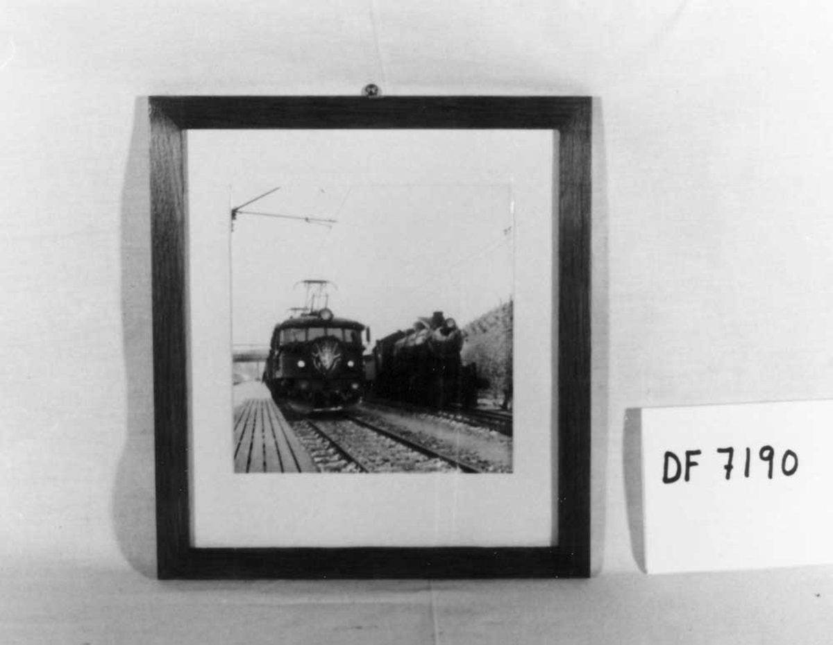 Svart-hvitt fotografi av et tog.
