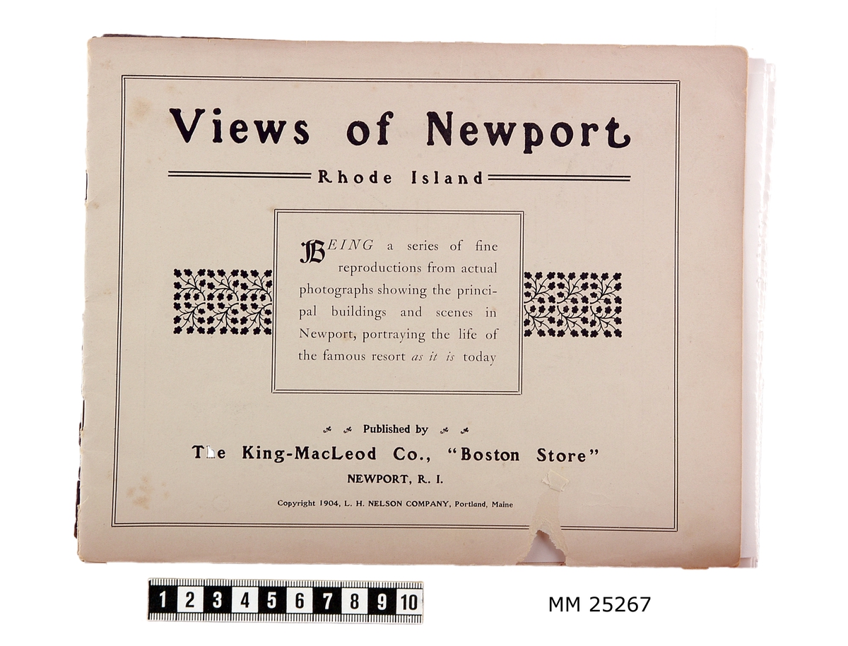 Häftad bok med fotografier från Newport Rhode Island. Grålila omslag med text: "Views of Newport". Sidorna innehåller sedan fotografier med varierande mängd bildtext, en del bildtexter berättande om vad som händer, andra bara konstaterande vilken byggnad som syns. Publicerad av The King-MacLeod Co. Boston.