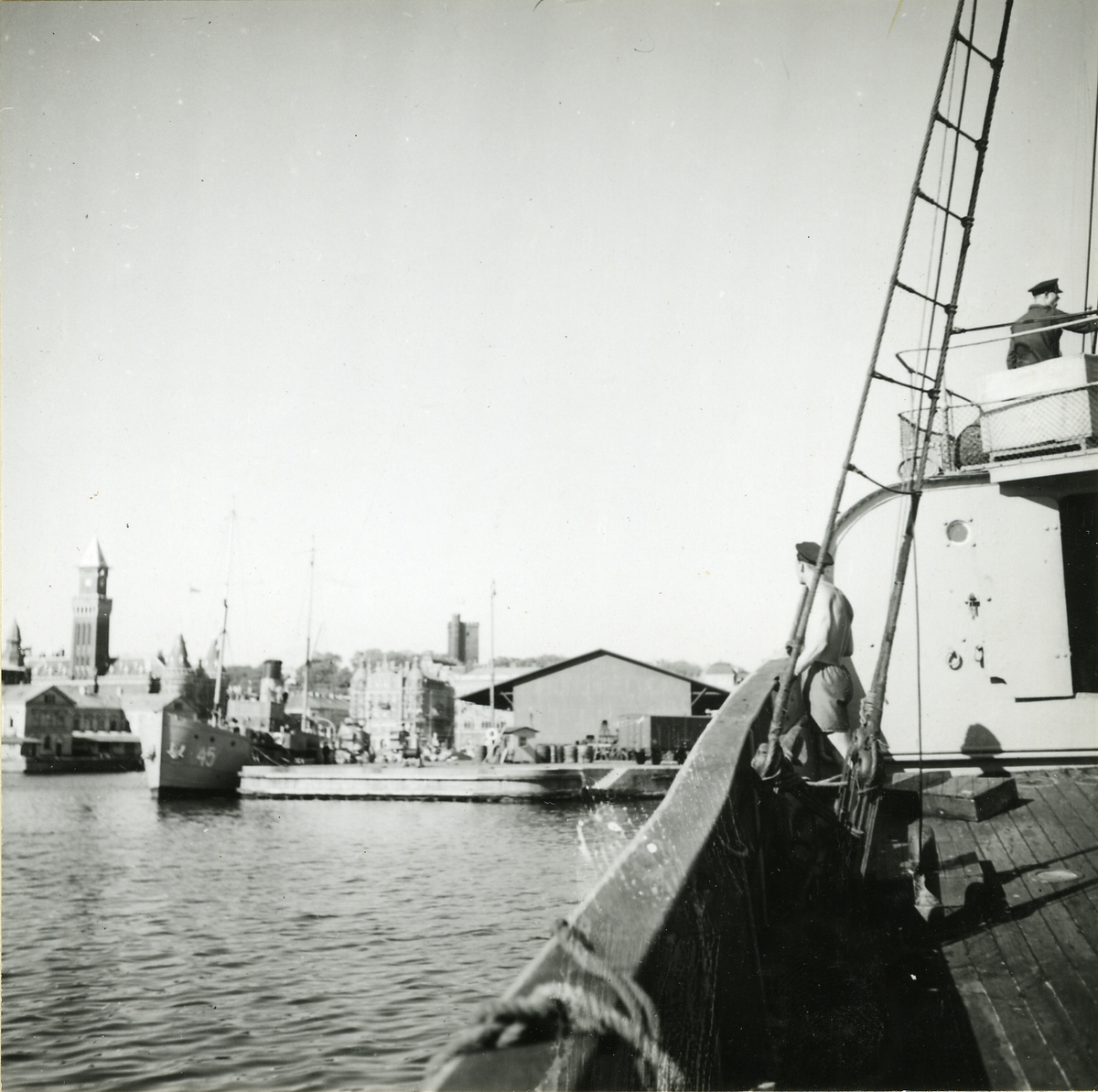 Göteborgs Örlogsdepå. H.M. Hjvb 384. Fartyget löper in i Hälsingborgs hamn.