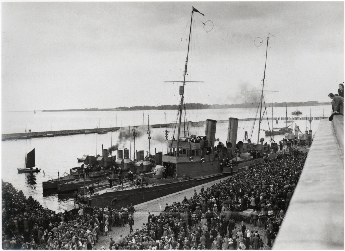 "Torpedkryssaren Psilander och en torpedbåtsflottilj i Stralsund, 1923. Flottiljchef: kom. kapt. G. Lilliehöök"
"Torpedbåtarna Astrea, Spica och Thetis eller Öris [sic, ska vara Iris] ligger utanför."