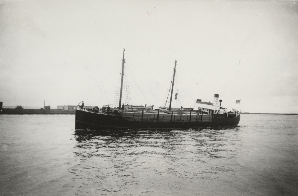 Foto i svartvitt visande lastmotorfartyget "VERA" av Mariehamn i Köpenhamn, 1930-talet.