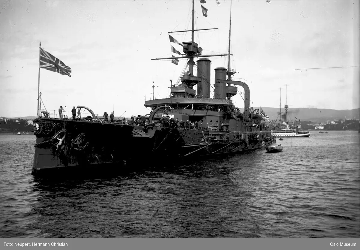 britisk flåtebesøk, fjord, marinefartøy, slagskip HMS Swiftsure