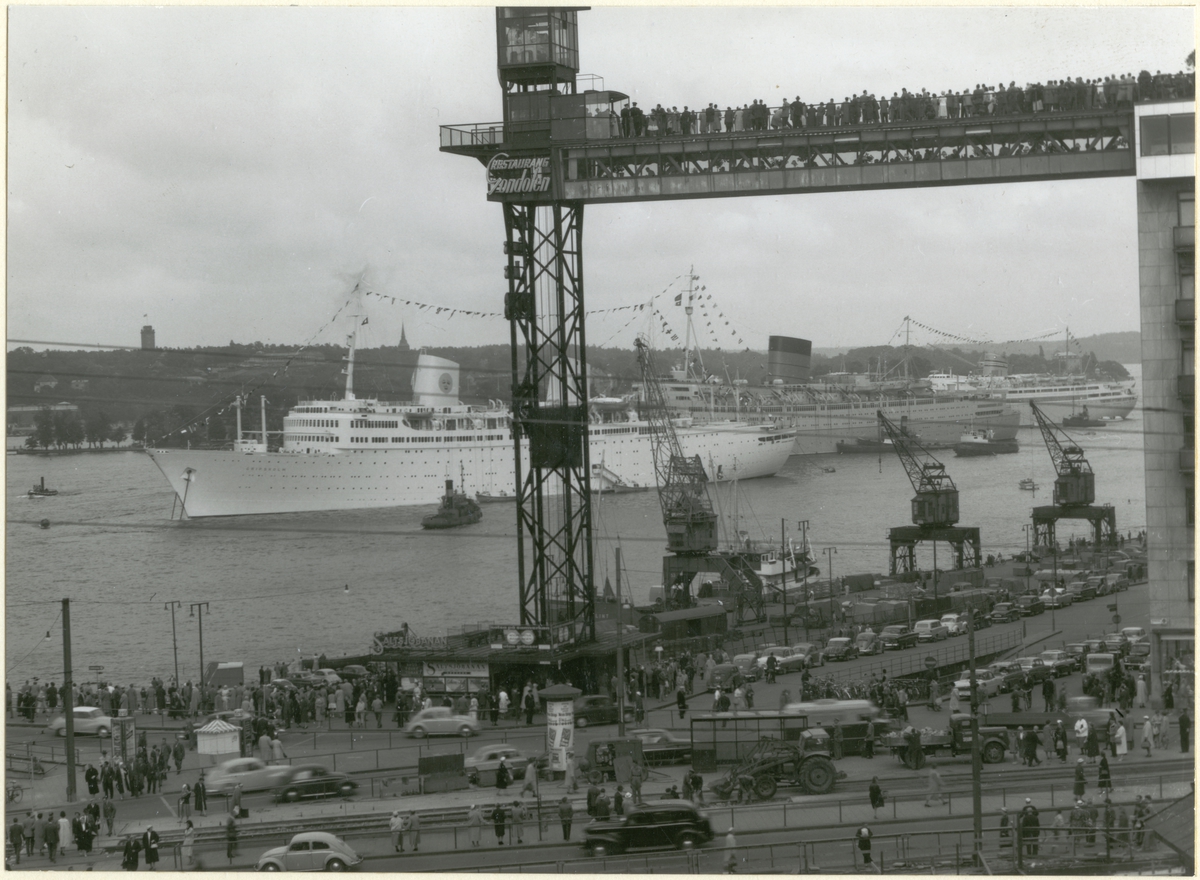 Foto i svartvitt visande hamnbild från Stockholm med passagerarfartygen Gripsholm, Caronia och Bergensfjord på Stockholms ström den 22 juli 1958.