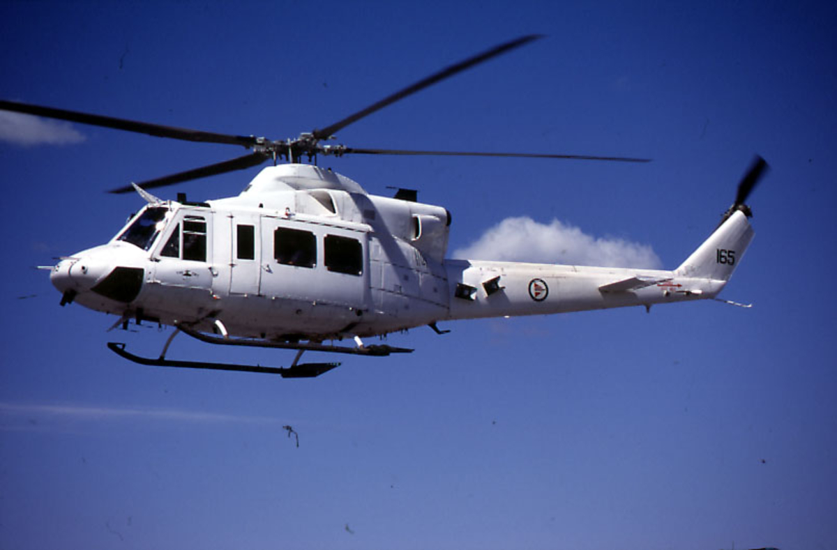 Lufthavn, 1 helikopter i luften, Bell 412, 165 fra 720 skvadronen RNoAF.