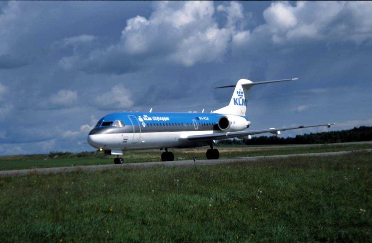 Lufthavn. Ett fly på bakken, Fokker 70 PH-KZA fra KLM
