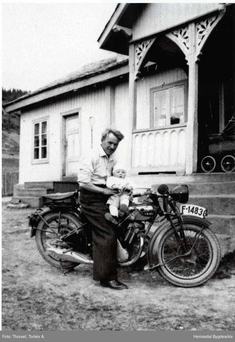 Torleiv A. Thorset med Asle på Ariel, modell MF (350cc OHV), motorsykkel. 
Biletet er teke i gardstunet 61-11 i 1938.