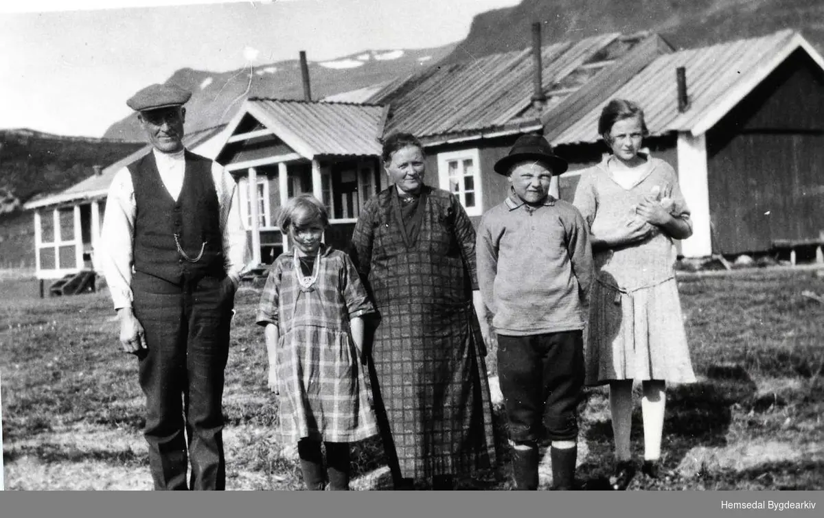 Frå venstre: Knut Grøthe, Gunhild Grøthe, Margit Grøthe, Svein Grøthe og Ingrid Grøthe på Grøthestølen 1927-1928.