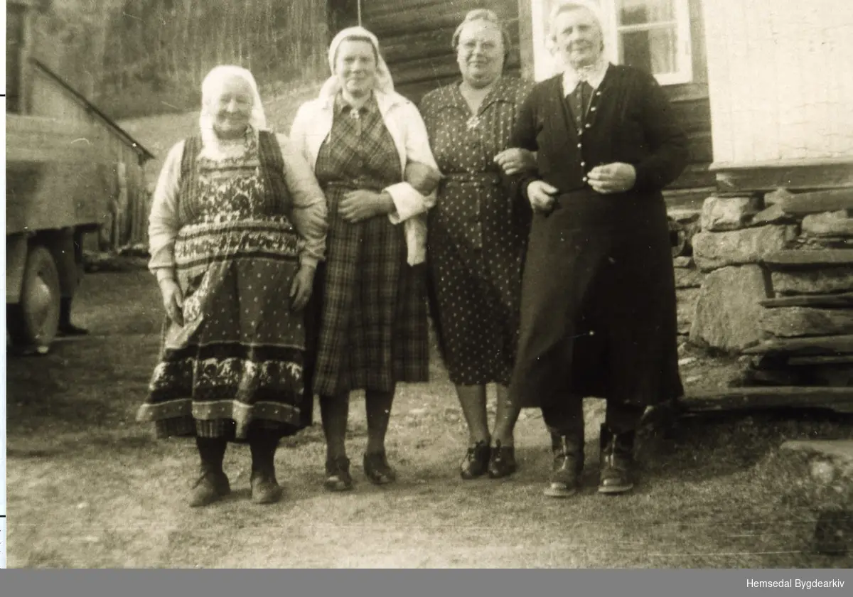 På Kyrkjebøen, 68.2, i 1955.
Frå venstre: Birgit Kirkebøen, Anne K. Kirkebøen, Anne Thorset og Sebjørg Thorset