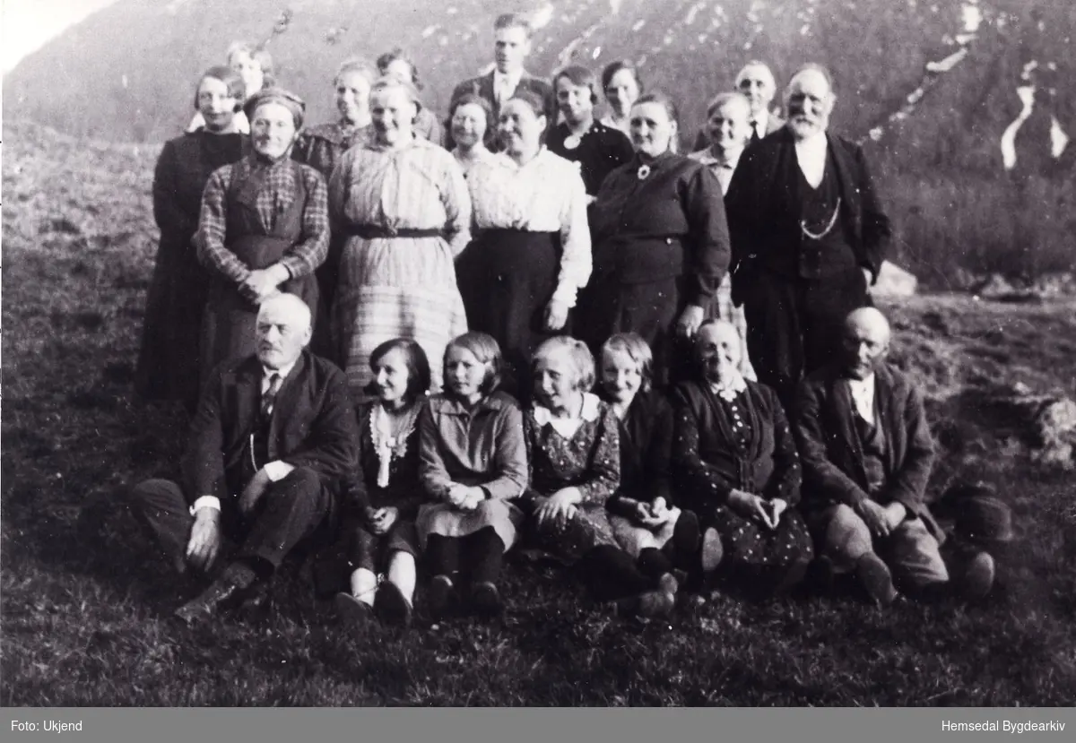 Kvinneforeininga i Grøndalen. Kvinneforeininga vart skipa i 1932, og biletet er teke like etter starten.
Fryste rad frå venstre: lærar Skarpås; Ingebjørg Grøndalen (nørdre); Kari Grøndalen, gift Brenn; Kari Haugen; Liv Dokken; Fru Skaprås; Eivinid Grøndalen (Sygarde). 

Andre rad frå venstre: Birgit Hjelmen; Margit T. Grøndalen (Sygarde); Margit E. Grøndalen (Nørdre); Birgit Fekene (Træe); Knut Groset.
Tredje rad(resten) frå venstre: Ingrid Groset; Anne Grøndalen Brenn; Sigrid Haugen; ukjend; Margit Heggestad; Lars Hjelmen; Birigt Dekko; Marie Hjelmen; Kari Dokken, Otto Sletten.