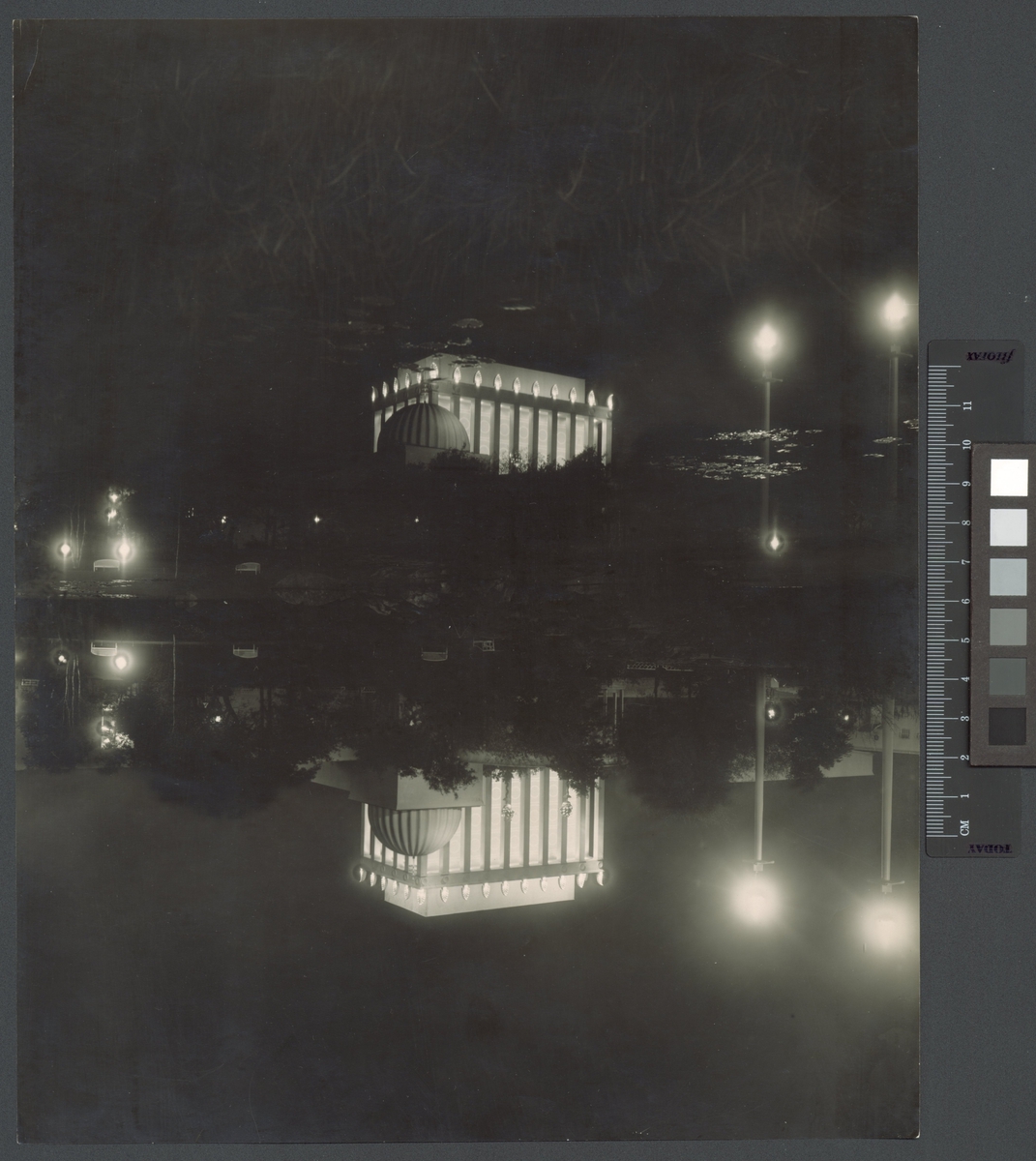 Göteborgs Jubileum (Minnesutställningen), 1923
Minneshallen, illumination, spegling i Näckrosdammen