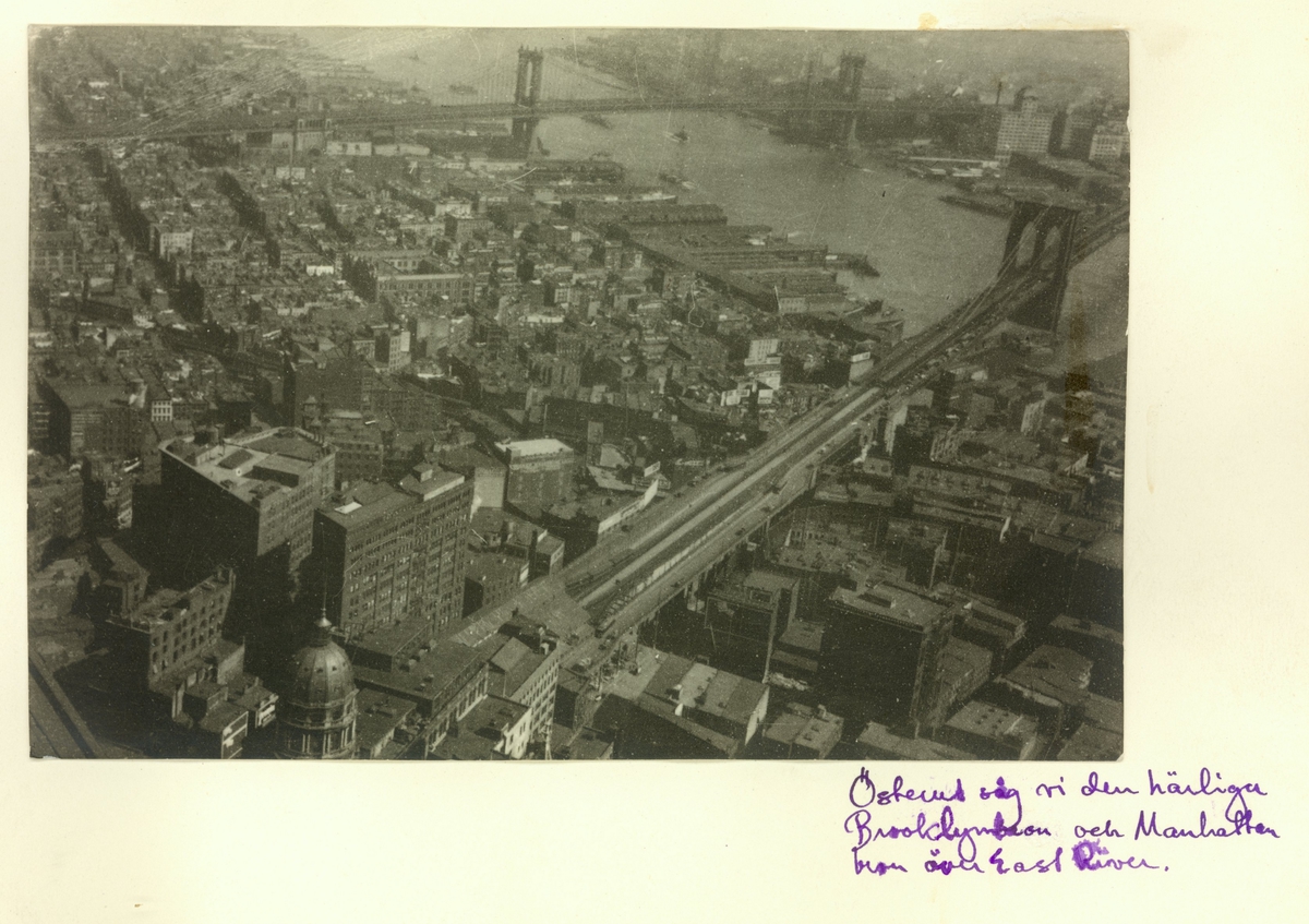 Broar över East River
Fågelperspektiv från Woolworth. Resebild ur Gunnar Asplunds samling.