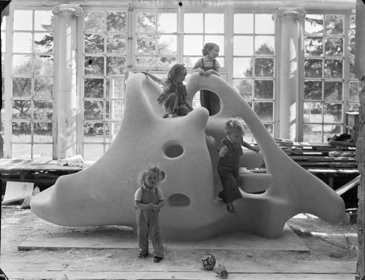 Konstnären Egon Møller-Nielsens lekskulptur Tuffsen med barn