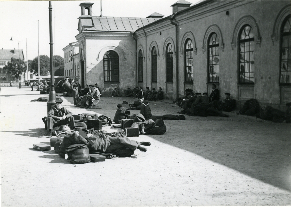 Förstärkt försvarsberedskap i september 1939, Karlskrona. Manskap i väntan utanför Exercishuset.