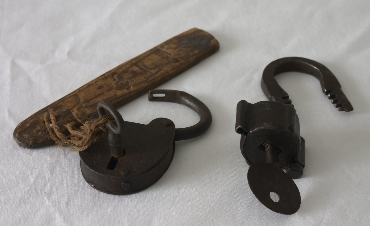 2 gamle hengelåser med nøkler. Begge også med nøkkel, den ene har en tre-pinne med bokstavene ITS.
A: Oval formet og har en liten nøkkel som er hul nederst og står i en liten jerntein. Nøkkelen er festet til en treplate som har bokstavene - I T S. B: 4,7 cm, H: 6,5 cm.
B: Er en rund jernklump som har en bevegelig hempe med en tein øverst på låsen til å bevege hempen. Nøkkelen er flat og har fire tagger på hver side nederst. Nøkkelen har nummer 42. Diameter: 3 cm.