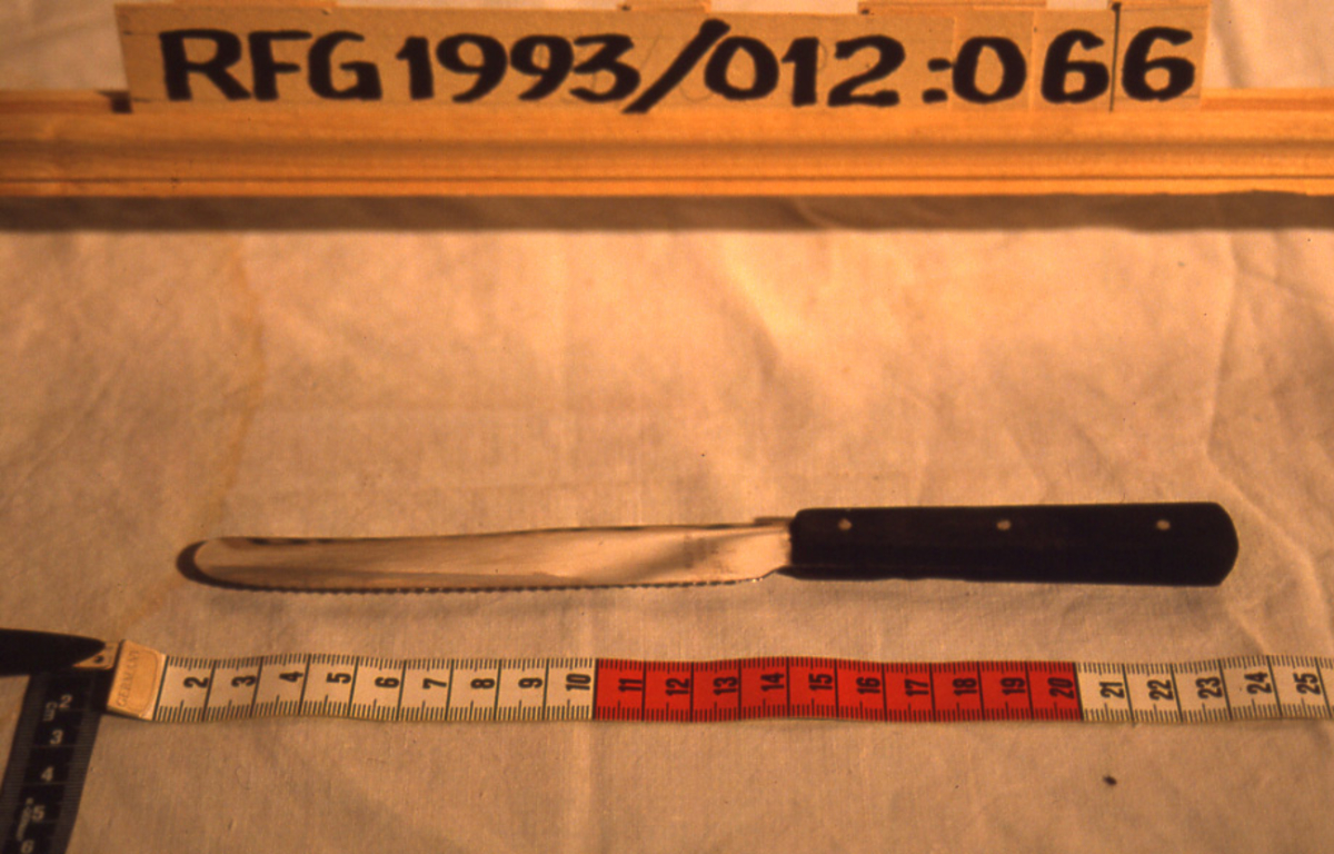 Form: fulltannet knivblad; treskaft m/ 3 nagler
