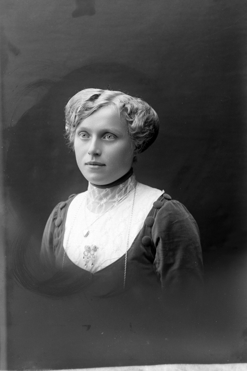 Brystportrett av Augusta Andreassen (g. Hartvigsen), 1912.