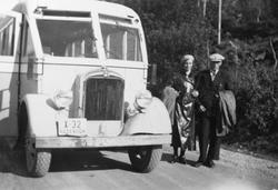 Kvinne og mann ved buss X-32.