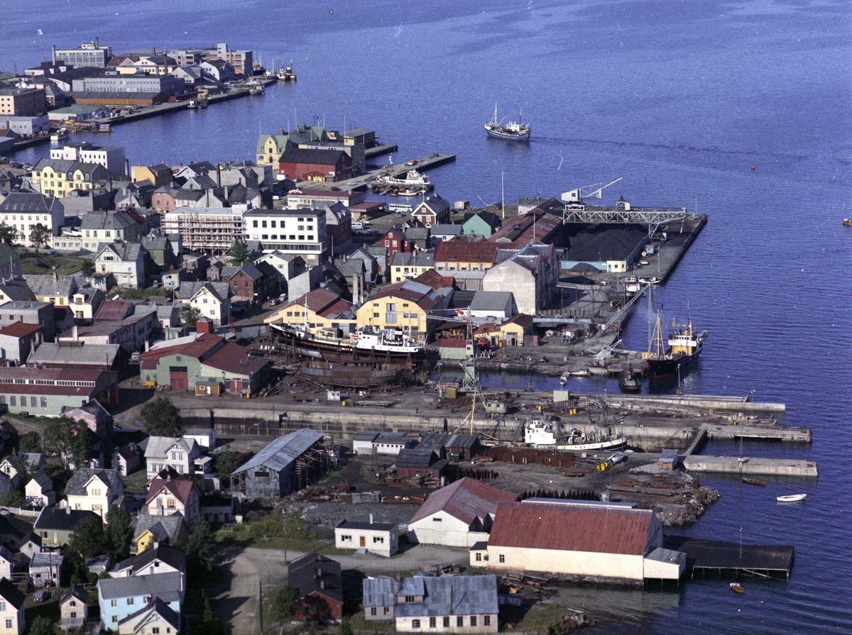 Flyfoto av Kaarbøs Mekaniske Verksted og Bertheus J. Nilsen i Harstad.