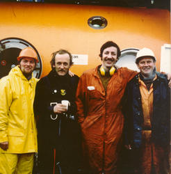 Personene er sett fra høyre Kjell Lindgård, ukjent maskinist