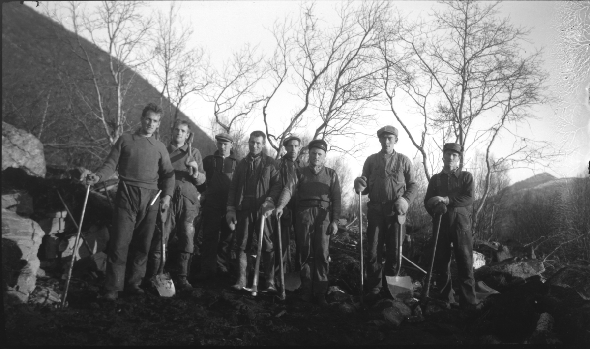 Gruppebilde av veiarbeidere, tatt i forbindelse med bygging av veien mellom Kråkrø og Fornes.