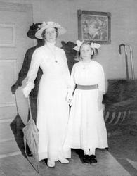 Draktparade på Borgarsyssel Museum ca. 1950, ant under Smaal